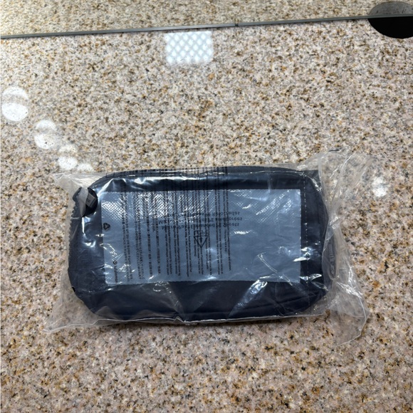 EveryWhere Belt Bag 1L - Picture 2 of 6